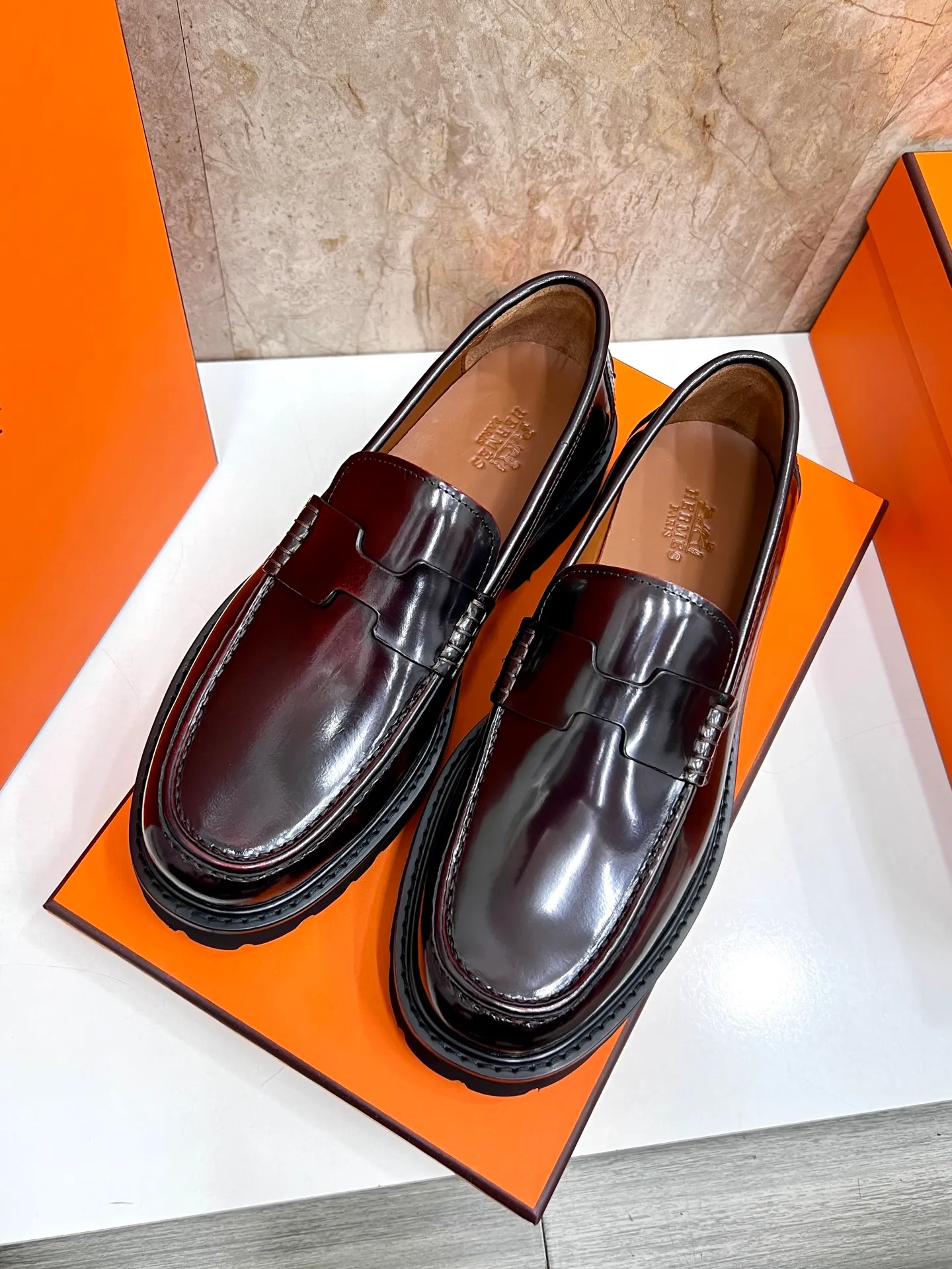 Original order quality P840 Brand: Hermès Standard code: Men's code: 39.40.41.42.43.44. (38.45 custom-made Grade: Same as the official website Original order quality Material: Original cowhide Original breathable cowhide lining Original outsole Style category: Men's fashionable casual leather shoes Color: Actual picture